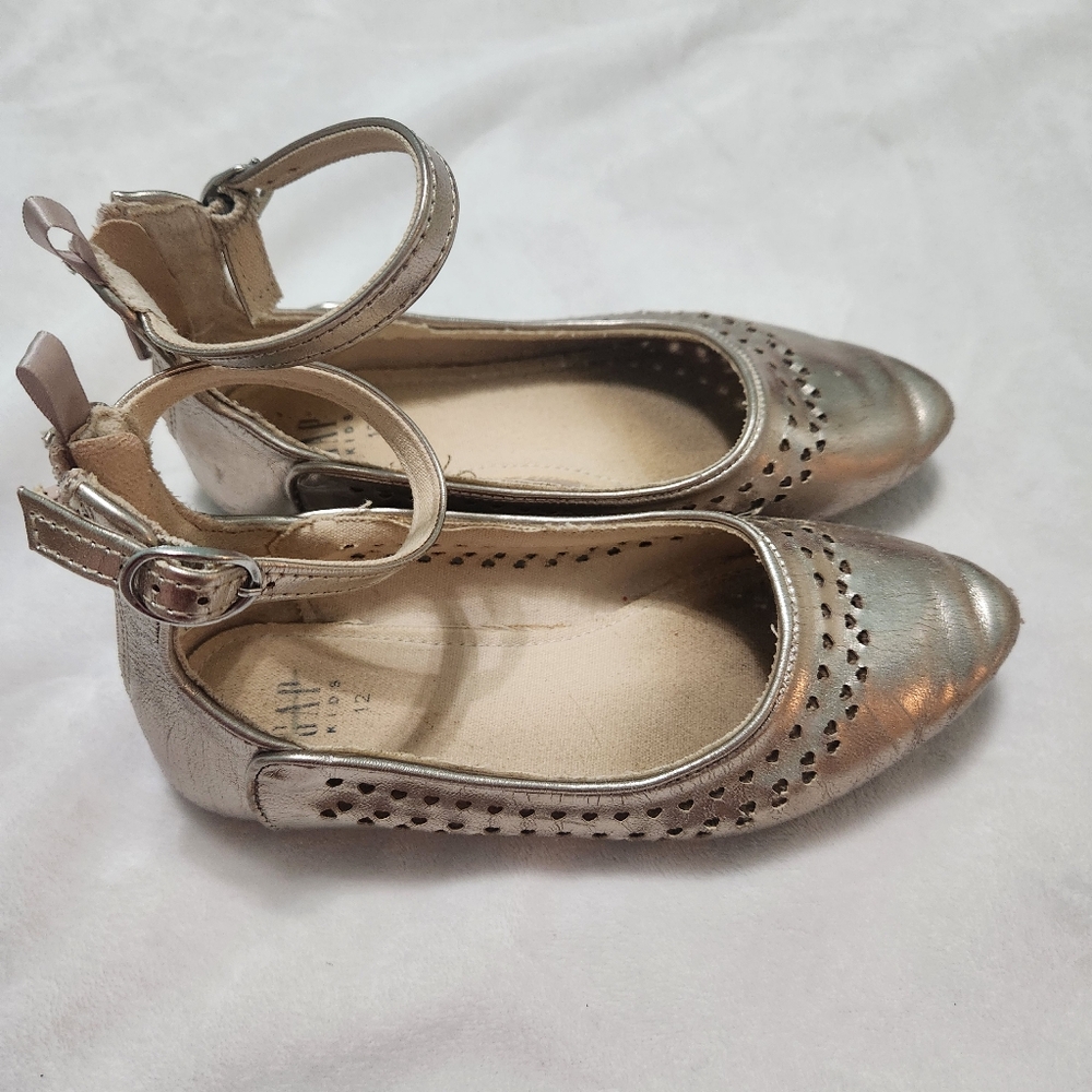 Gap Kids Size 12 Gold Flat Dress Shoes - Picture 2 of 7